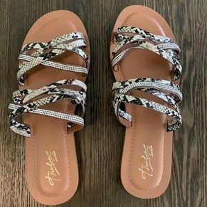 New in box Thalia Sodi sandals